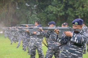 Prajurit Satlinlamil Surabaya sedang melaksanakan latihan menembak di Mako Satlinlamil Surabaya.