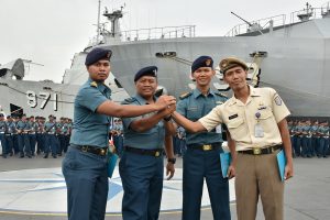 Kepala Staf Kolinlamil Laksma TNI Irwan Achmadi, M.Tr (Han) salam komando dengan para komandan kompi pasukan defile yang berhasil mendapatkan penghargaan.