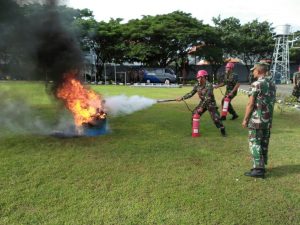 Latihan pemadam kebakaran Satlinlamil Surabaya.