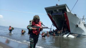 Komando Tugas Gabungan Pendaratan Administrasi sedang melaksanakan operasi pendaratan untuk merebut Pantai Jangkar dari musuh di Tanjung Jangkar, Situbondo dalam Latopsratmin 2018.