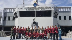 Foto bersama jajaran Pushidrosal dengan para mahasiswa dan pembimbing Universitas Pertahanan.