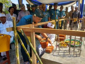 Peletakan batu pertama Candi Bentar oleh Kasarmada II.