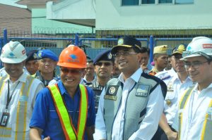 Menteri Perhubungan tatkala meninjau arus mudik di Pelabuhan Tanjung Emas Semarang, Rabu (13/6).