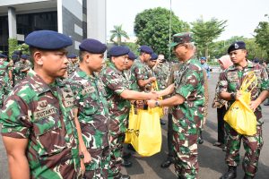 Kapushidrosal Laksda TNI Dr. Ir. Harjo Susmoro, S.Sos., S.H., M.H. menyerahkan paket sembako kepada anggota Pushidrosal.