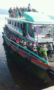 KM Dinar Bangun sesaat sebelum berlayar di Danau Toba