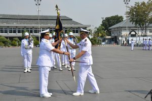 Panglima Komando Lintas Laut Militer (Kolinlamil) Laksda TNI R. Achmad Rivai, S.E., M.M. memimpin sertijab Komandan Satlinlamil Jakarta (di lapangan M. Silam, Mako Kolinlamil).