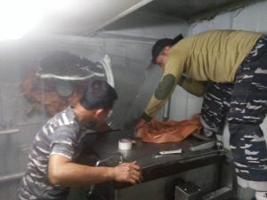 Anggota Dinas Kesehatan Kolinlamil saat sedang menutup lubang-lubang ventilasi sebelum melaksanakan penyemprotan atau pengasapan dalam rangka fumigasi di KRI Teluk Lampung 540.