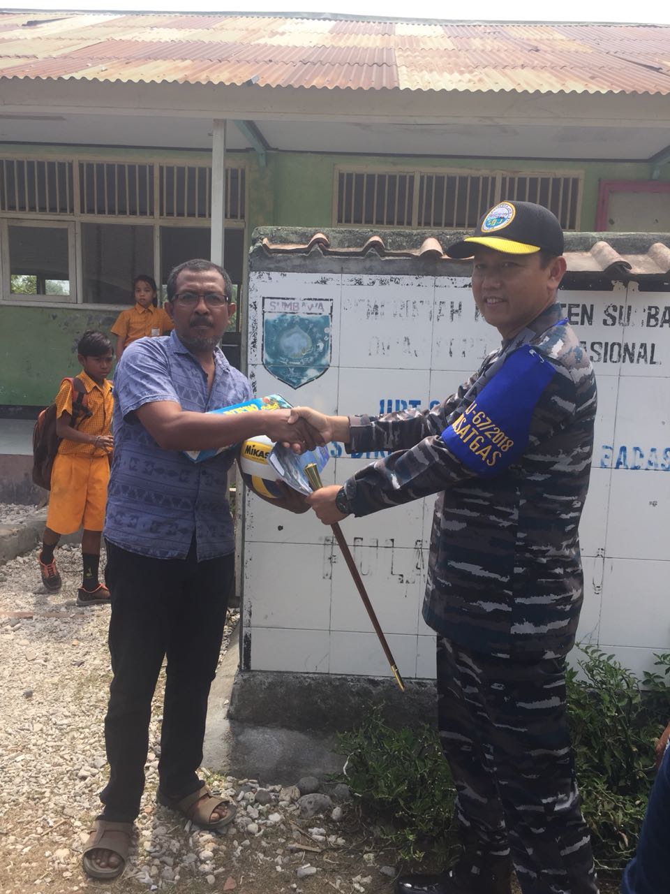 KRI Dr. Soeharso (SHS)-990 Lego Jangkar di Sumbawa, Dansatgas Bhaskara Jaya Tinjau Langsung Bhakti Sosial