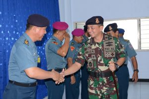 Komandan Pusat Penyelamatan Kapal dan Nuklir Bio Kimia (Danpuspeknubika Kolonel Laut (T) Reza Kusumanegara, S.T., M.A.P  menyalami para peserta Kursus Penyelamatan Kapal Nuklir Bio Kimia (Suspeknubika) Tingkat Mahir Gelombang I TA 2018 yang dilaksanakan di Aula gedung Puspeknubika Kesatrian Bumimoro Kodiklatal.