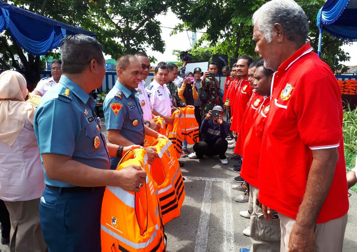 KPLP Serahkan Life Jacket bagi Kapal Tradisional Sorong – Dom