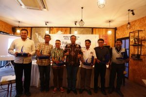 Foto bersama narasumber Dialog Akhir Tahun ISLA-UNHAS.