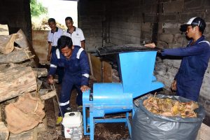 Personel Seskoal bersama warga Cipulir bersihkan lingkungan sambut Hari Sampah.