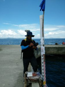 Personel Pushidroal sedang melakukan survei dan pemetaan di Pelabuhan Namlea.