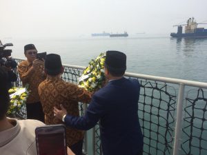 Acara Tabur Bunga di atas Geladak KRI Semarang.