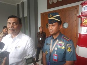 Danseskoal mendampingi Menko Luhut.