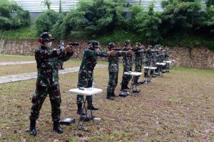 Suasana kegiatan menembak dalam latihan kepemimpinan Pasis Dikreg Seskoal.