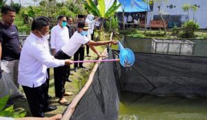 Walikota Banda Aceh Aminullah Usman tatkala menangguk ikan di kolam warga Lamdom, Rabu (6/1).