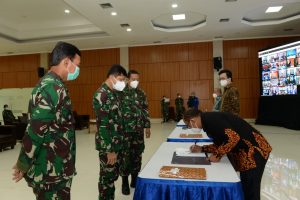 Penandatanganan kerja sama antara Seskoal dan beberapa perusahaan.