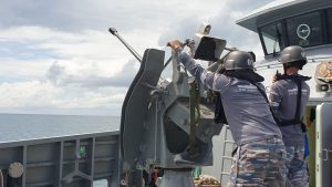 Latihan bersama KRI Sidat-851 dengan F-16 Fighting Falcon dari Skadron 3.