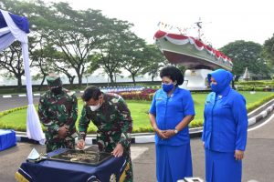 Kasal menandatangani peresmian Monumen KRI Macan Tutul.