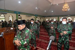 Danseskoal bersama para personel Seskoal melakukan Shalat Ghaib untuk para awak KRI Nanggala-402.
