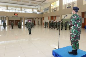 Danseskoal terima laporan kenaikan pangkat perwira.