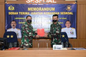 Laksda Iwan tatkala menyerahkan Memorandum Danseskoal kepada penggantinya Laksda Tunggul.