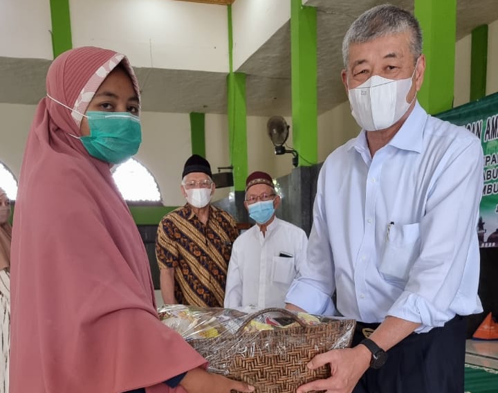 Yayasan Annas Serahkan Santunan Kepada Lansia Eks TKBM Pelabuhan Priok