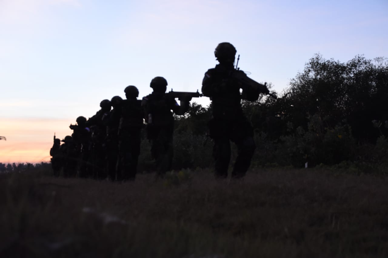 Latgab Pasukan Elite TNI AL Pecahkan Kesunyian Pagi Situbondo