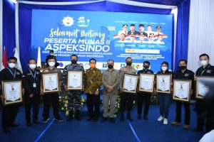 Foto bersama Kepala Staf TNI Angkatan Laut (Kasal) Laksamana TNI Yudo Margono dengan penerima penghargaan lainnya di Munas II Aspeksindo di atas KRI Semarang-594, Jum'at (8/10).