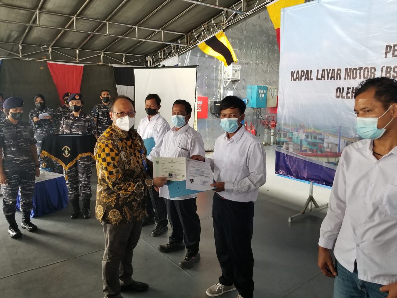 KSOP Marunda Serahkan 96 Sertifikat Kapal Tradisional di Kolinlamil