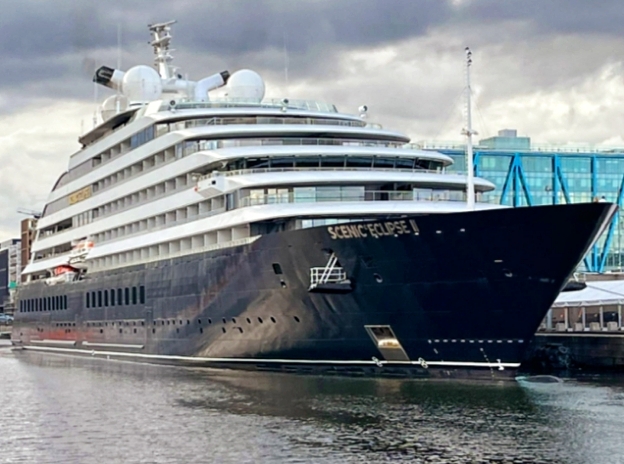 Kapal Pesiar Raksasa Scenic Eclipse II Sandar di Pelabuhan Makassar