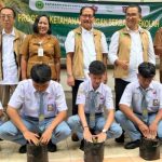 Foto bersama Yayasan Swatantra Pangan Nusantara dengan para siswa.