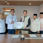 Penyerahan secara simbolis donasi kepada Lazisku