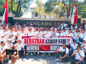 Aksi Damai Aliansi Pekerja Tanjung Perak di depan Pengadilan Tipikor Surabaya