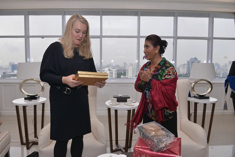 Menteri Kelautan dan Perikanan, Susi Pudjiastuti, bersama Menteri Infratruktur dan Lingkungan Hidup Kerajaan Belanda Melanie Schultz van Haegen usai pertemuan bilateral yang dilakukan di Kantor KKP Jakarta, Senin (21/11).