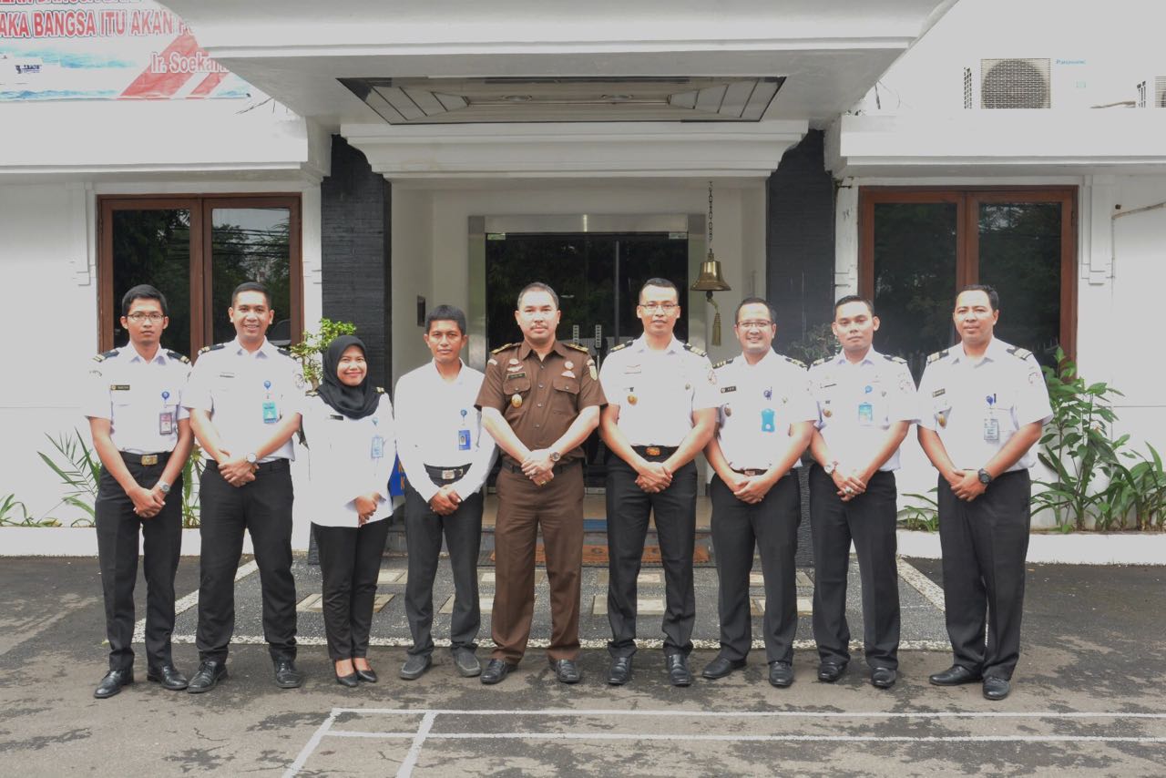 Foto bersama para peserta pelatihan singkat untuk bidang Bahasa Inggris di Queensland University, dan pelatihan singkat untuk bidang Hukum Laut di Wollongong University, Australia, Kamis (16/2/2017).