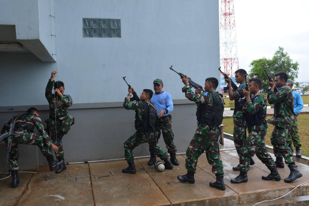 Prajurit Satkor Koarmabar sedang melaksanakan Latihan Visit Board Search And Seizure (VBSS) di salah satu unsur Satkor Koarmabar yang tengah sandar di dermaga Komplek Satuan Koarmabar I Pondok Dayung, Tanjung Priok, Jakarta Utara.