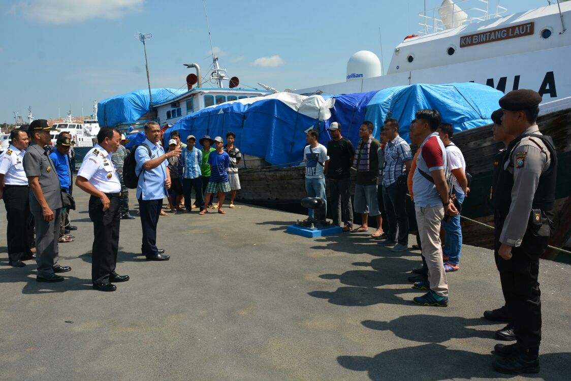 Suasana pemeriksaan awak Kapal Motor Tunggal Putera.