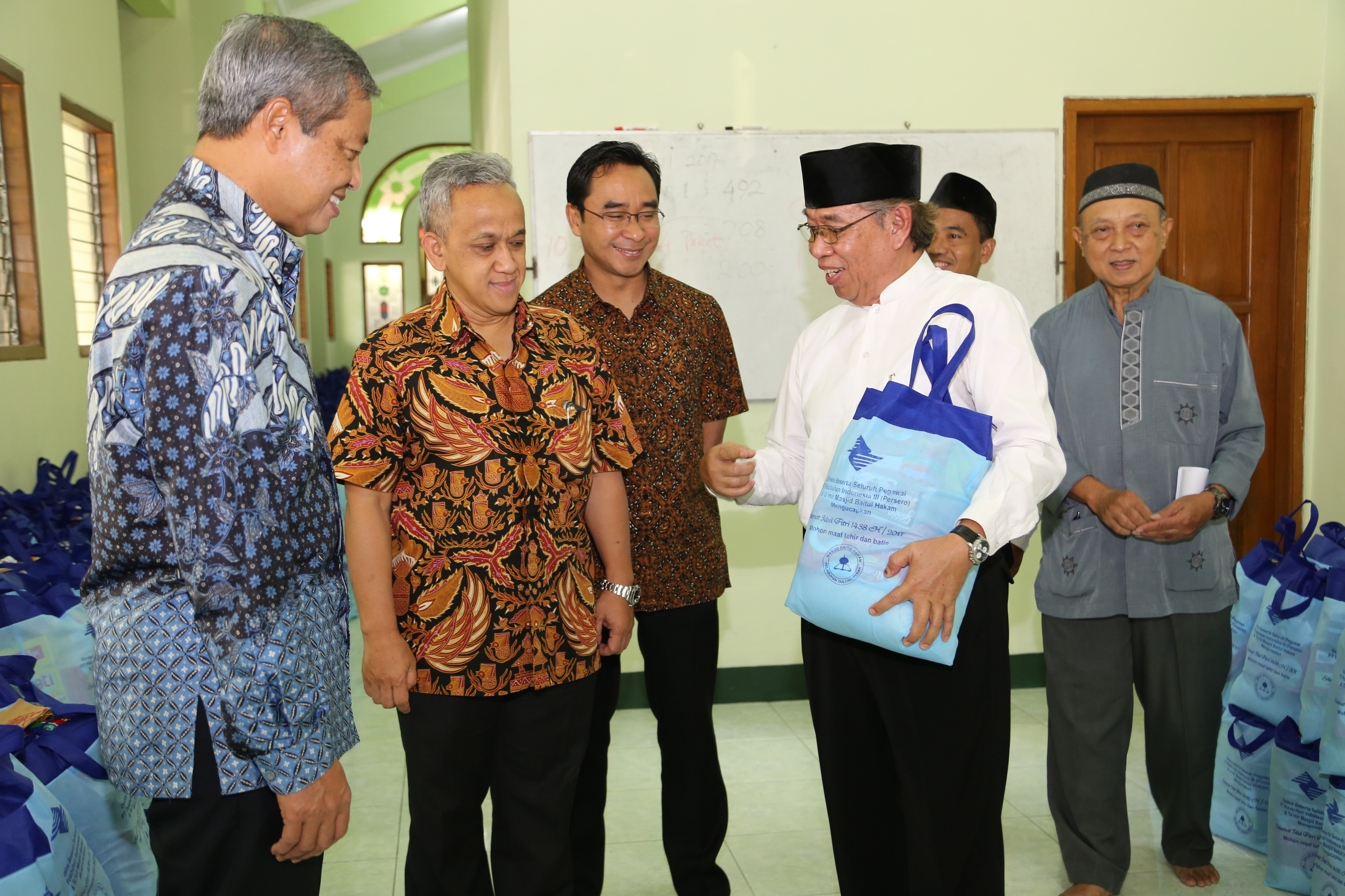 Direksi Pelindo III Bersama Ketua Panitia Pembagian Bingkisan Lebaran, Sudarman di Kantor Pusat PT. Pelindo III, Surabaya (20/6).