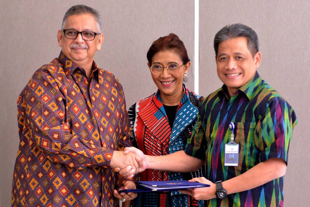 Menteri Kelautan dan Perikanan Susi Pudjiastuti ketika menyaksikan kesepakatan bersama pemenuhan pasokan listrik di setiap SKPT.