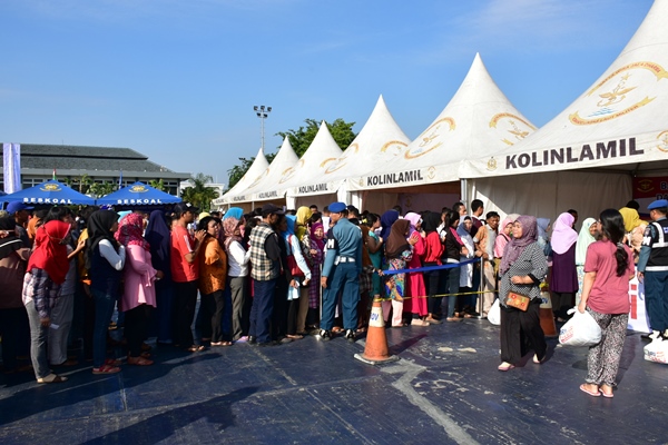 Tampak masyarakat Tanjung Priok antri untuk membeli paket murah sembako bazar ramadan di Dermaga Kolinlamil, Tanjung Priok, Jakarta Utara.