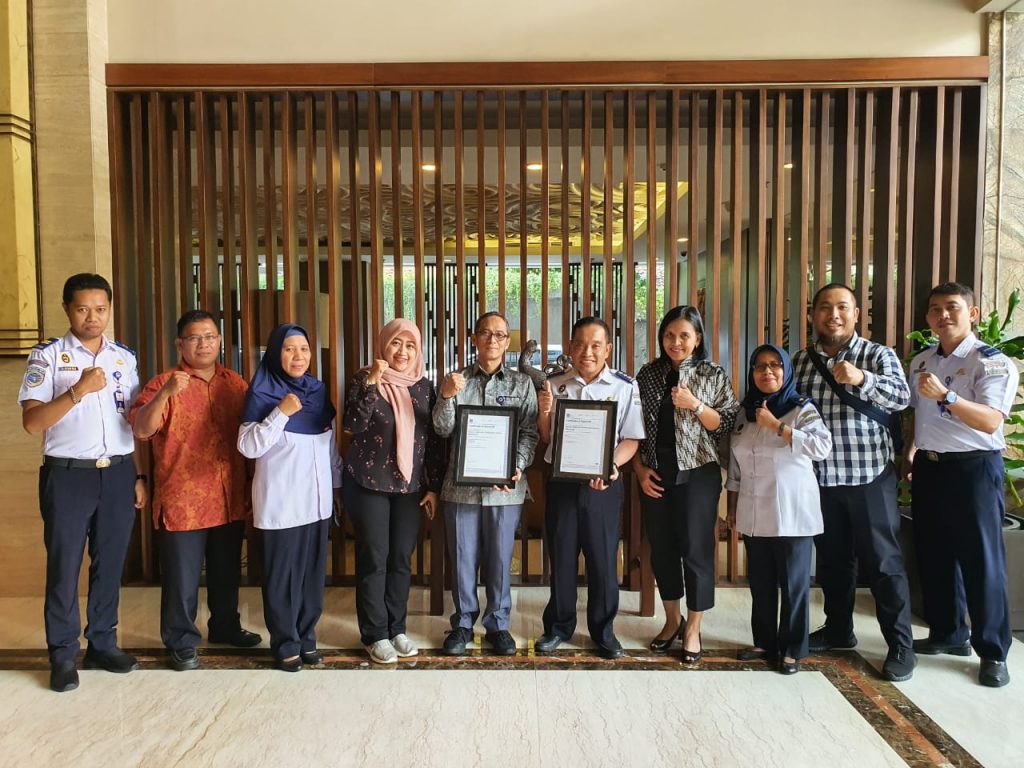 Kantor OP Makassar Terima ISO 9001 dari Lloyd Register