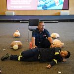 IPC TPK Gelar Emergency Rescue & First Aid Training TKBM Priok Sarjono, Kasie Diklat PMI Jakarta Utara mensimulasikan persiapan tindakan penyelamatan