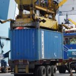 Ilustrasi kegiatan bongkar muat di Area Tanjung Priok 1