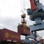 Kegiatan bongkar muat di dermaga IPC TPK Teluk Bayur