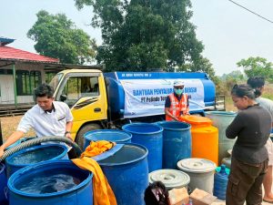 Kemarau dan Kabut Asap Kalimantan, Partisipasi TPK Bagendang Salurkan 70 Tangki Air Bersih dan Masker